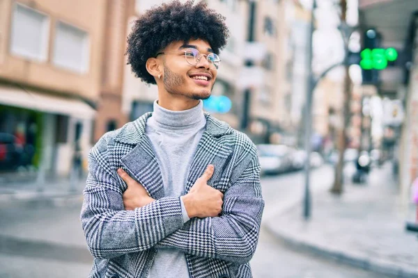 Ung Afrikansk Amerikansk Affärsman Ler Lycklig Stående Vid Staden — Stockfoto
