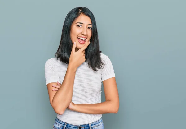 Belle Jeune Femme Asiatique Portant Shirt Blanc Décontracté Regardant Avec — Photo