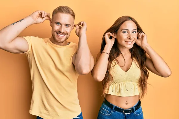 Giovane Coppia Fidanzata Fidanzato Che Abbracciano Stanno Insieme Sorridendo Tirando — Foto Stock