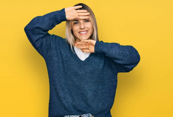 Junge Kaukasische Frau Lässiger Kleidung Lächelt Fröhlich Spielend Und Guckt — Stockfoto