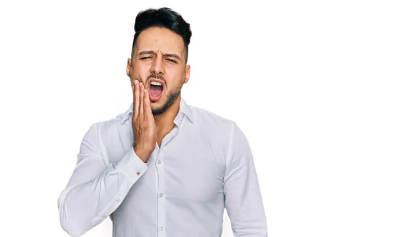 Jeune Homme Arabe Portant Des Vêtements Décontractés Touchant Bouche Avec — Photo