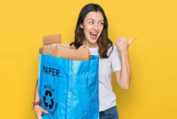 Junge Schöne Frau Hält Recycling Papierkorb Mit Papier Und Karton — Stockfoto