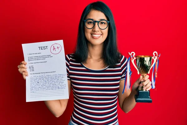 Hermosa Mujer Joven Asiática Mostrando Examen Aprobado Sosteniendo Trofeo Sonriendo — Foto de Stock