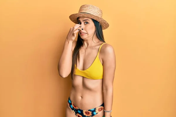 Mujer Hispana Joven Usando Bikini Sombrero Verano Oliendo Algo Apestoso — Foto de Stock
