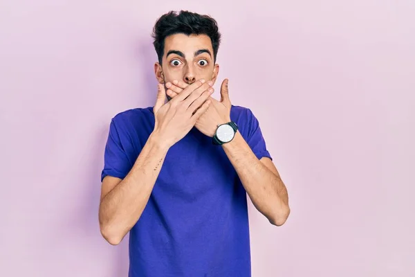 Ung Latinamerikan Klädd Avslappnad Shirt Chockade Täcka Munnen Med Händer — Stockfoto