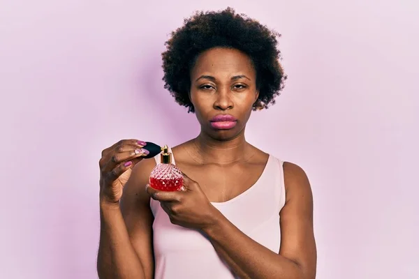 Genç Afro Amerikalı Kadın Parfüm Tutarken Şüpheci Gergin Sorun Yüzünden — Stok fotoğraf