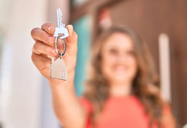 Young Blonde Girl Smiling Happy Holding Key New House Standing — Stock Photo, Image