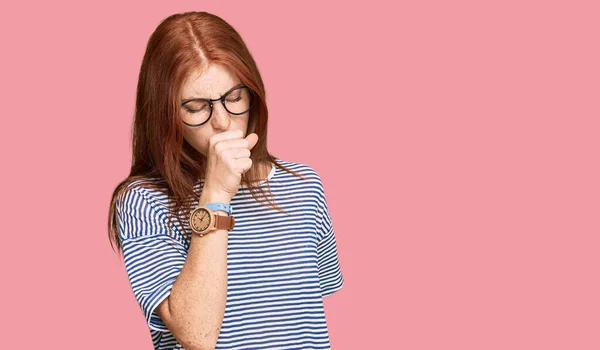 여자가 평상치 안경을 감기나 기관지염 상으로 불편하고 기침을 읽는다 — 스톡 사진
