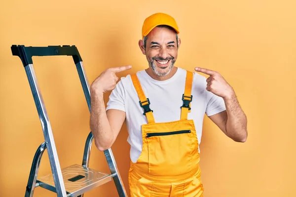 Bonito Homem Meia Idade Com Cabelos Grisalhos Segurando Escada Sorrindo — Fotografia de Stock