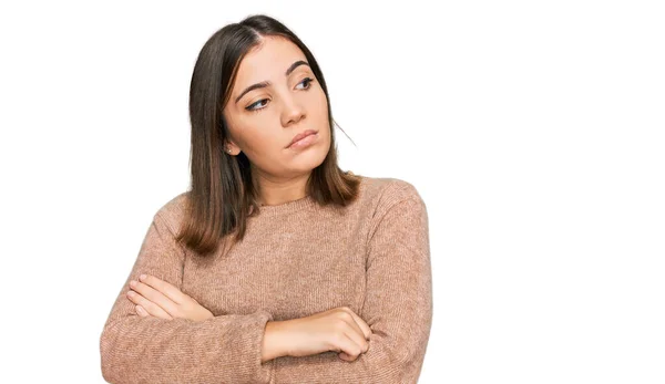 Ung Vacker Kvinna Bär Casual Kläder Tittar Sidan Med Armarna — Stockfoto