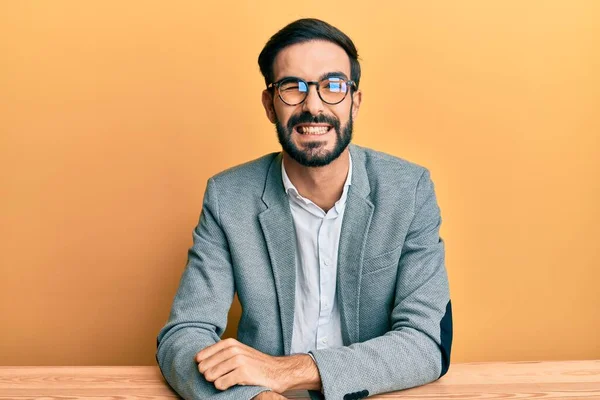 Junger Hispanischer Mann Der Büro Arbeitet Und Augenzwinkernd Die Kamera — Stockfoto