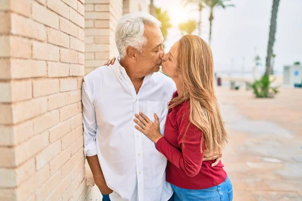 Medelålders Latinamerikanska Par Kysser Och Kramas Gatan — Stockfoto