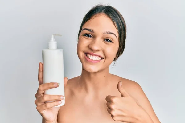 Jovem Morena Segurando Creme Facial Hidratante Cosmético Sorrindo Feliz Positivo — Fotografia de Stock