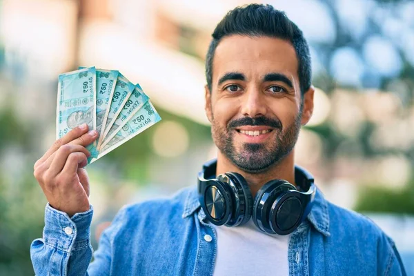 Fiatal Spanyol Férfi Mosolyog Boldog Gazdaság Indiai Rúpia Városban — Stock Fotó