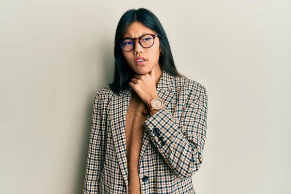 Mujer Joven China Que Usa Estilo Negocios Gafas Que Tocan — Foto de Stock