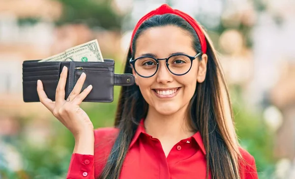 Joven Mujer Hispana Sonriendo Feliz Sosteniendo Billetera Con Dólar Ciudad —  Fotos de Stock