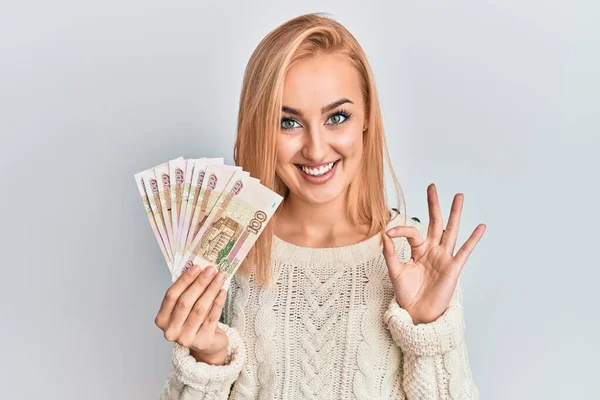 Krásná Běloška Drží 100 Ruských Rublových Bankovek Dělá Pořádku Znamení — Stock fotografie