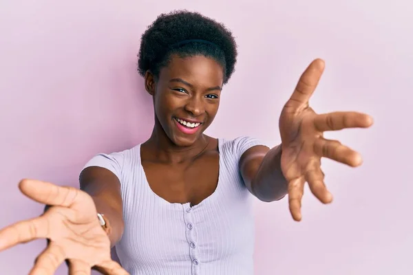 Jong Afrikaans Amerikaans Meisje Casual Kleren Kijkend Naar Camera Glimlachend — Stockfoto