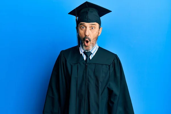 Uomo Ispanico Mezza Età Con Cappello Laurea Accappatoio Cerimonia Spaventato — Foto Stock