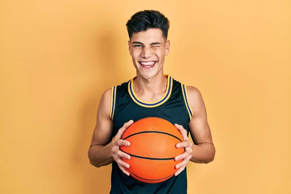 Молодой Латиноамериканец Баскетбольным Мячом Подмигивает Глядя Камеру Сексуальным Выражением Лица — стоковое фото