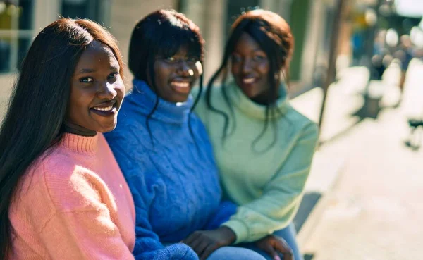 Tres Amigos Afroamericanos Sonriendo Felices Abrazando Ciudad —  Fotos de Stock