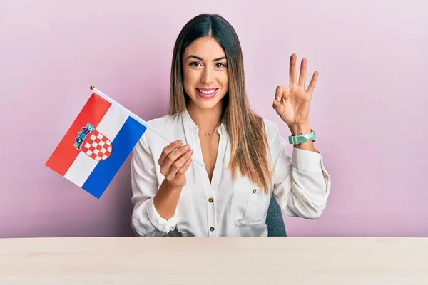 Junge Hispanische Frau Mit Kroatischer Fahne Die Auf Dem Tisch — Stockfoto