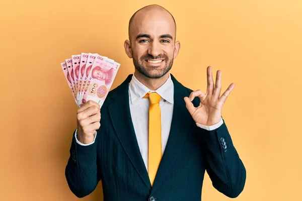 Νεαρός Ισπανόφωνος Επιχειρηματίας Φορώντας Κοστούμι Επιχείρηση Κρατώντας 100 Γιουάν Χαρτονομίσματα — Φωτογραφία Αρχείου