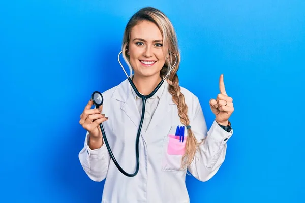 Belle Jeune Femme Blonde Médecin Tenant Stéthoscope Avec Grand Sourire — Photo