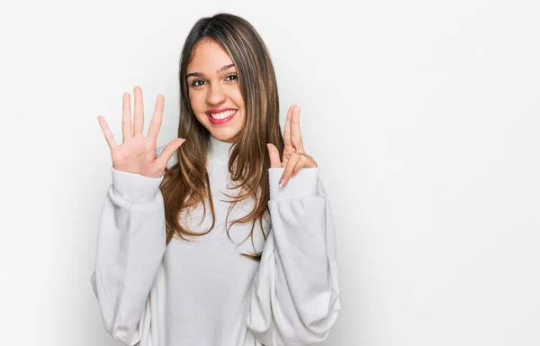 Mujer Morena Joven Con Suéter Casual Cuello Alto Mostrando Apuntando —  Fotos de Stock