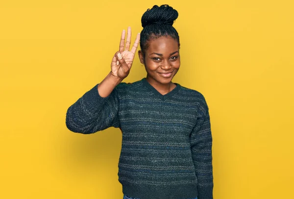 Νεαρή Αφροαμερικανή Που Φοράει Καθημερινά Ρούχα Δείχνοντας Και Δείχνοντας Δάχτυλα — Φωτογραφία Αρχείου