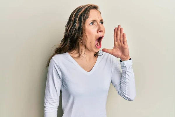 Young Blonde Woman Wearing Casual Clothes Shouting Screaming Loud Side — Stock Photo, Image