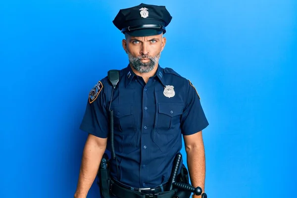 Középkorú Jóképű Férfi Rendőri Egyenruhát Visel Szkeptikus Ideges Rosszalló Feldúlt — Stock Fotó