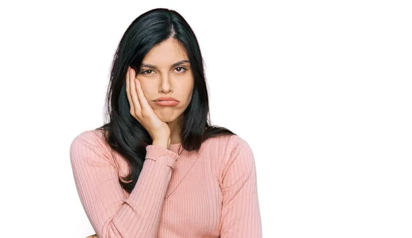 Mujer Hispana Joven Usando Ropa Casual Pensando Que Cansada Aburrida —  Fotos de Stock