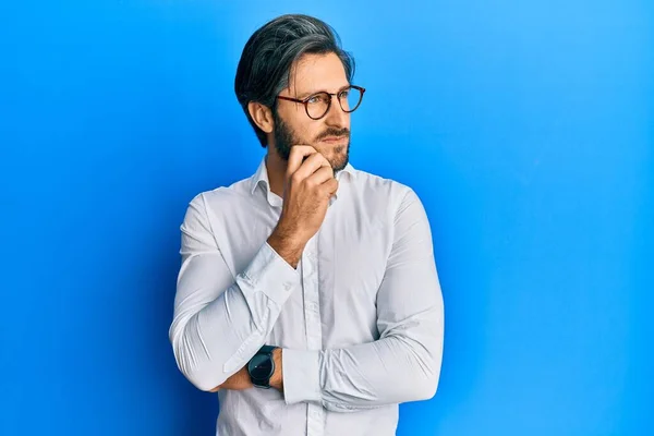 Young Hispanic Man Wearing Casual Clothes Glasses Thinking Concentrated Doubt — Stock Photo, Image