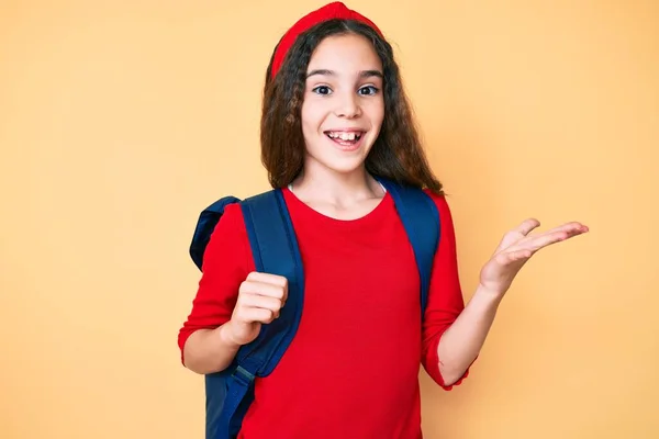 Menina Hispânica Bonito Segurando Mochila Estudante Celebrando Realização Com Sorriso — Fotografia de Stock