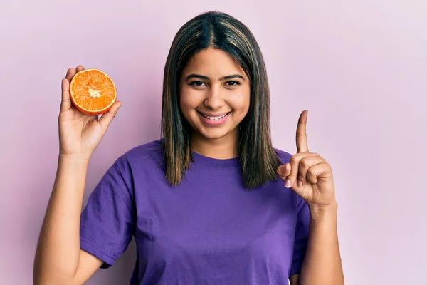 Mulher Latina Jovem Segurando Uma Fatia Laranja Fresca Sorrindo Com — Fotografia de Stock