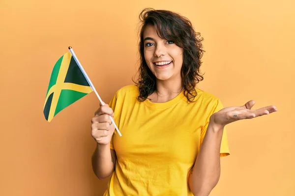 Jovem Hispânica Segurando Bandeira Jamaica Celebrando Realização Com Sorriso Feliz — Fotografia de Stock