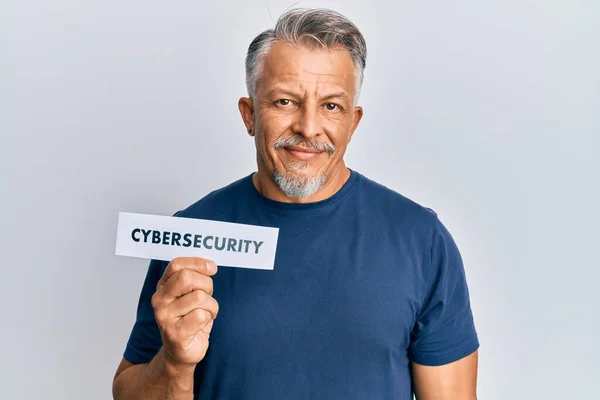 Homem Cabelos Grisalhos Meia Idade Segurando Papel Palavra Segurança Cibernética — Fotografia de Stock