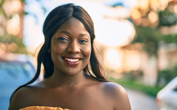 Jovem Afro Americana Sorrindo Feliz Cidade — Fotografia de Stock