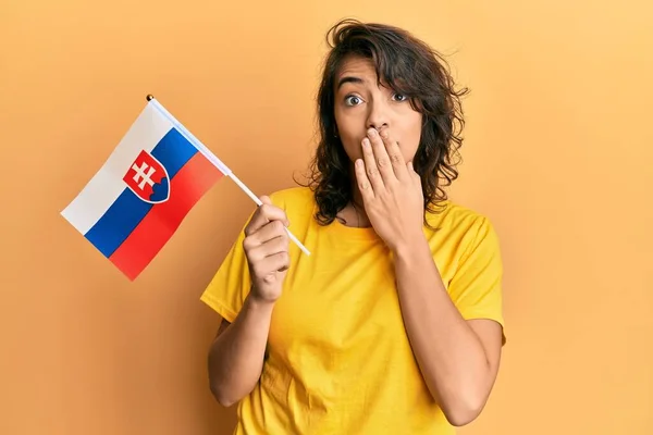 Slovakya Bayrağını Tutan Genç Bir Kadın Elleriyle Ağzını Kapatıyor Şokta — Stok fotoğraf