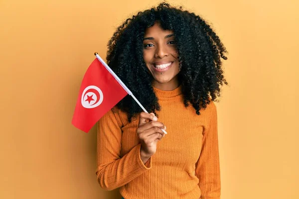 Afroamerykanka Afro Włosy Trzymając Flagę Indyka Patrząc Pozytywnie Szczęśliwy Stojąc — Zdjęcie stockowe