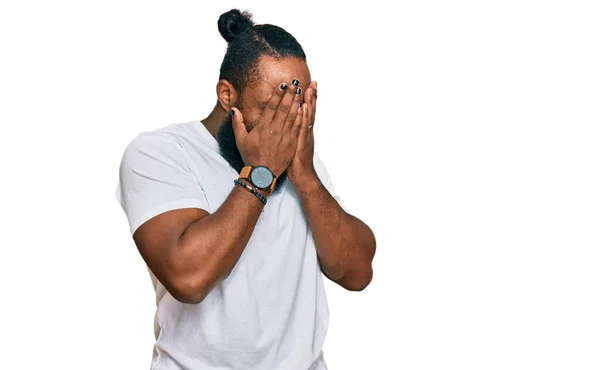 Hombre Afroamericano Joven Con Camiseta Blanca Casual Con Expresión Triste — Foto de Stock