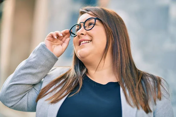 Jovem Hispânico Tamanho Empresária Sorrindo Feliz Cidade — Fotografia de Stock