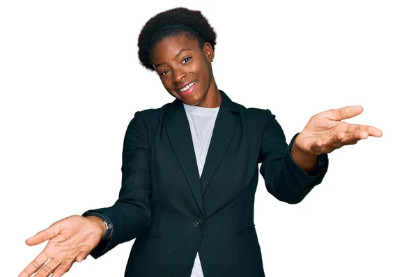Genç Afro Amerikan Kızı Kıyafetleri Içinde Gülümseyerek Yardım Eli Uzatıyor — Stok fotoğraf