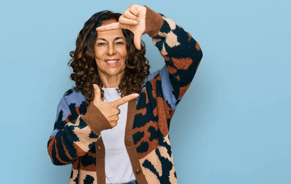 Donna Ispanica Mezza Età Che Indossa Abiti Casual Sorridendo Facendo — Foto Stock