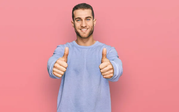 Homem Caucasiano Jovem Vestindo Roupas Casuais Aprovando Fazer Gesto Positivo — Fotografia de Stock