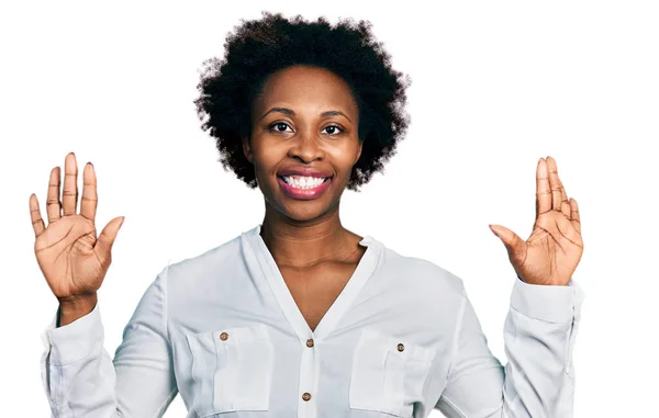 Afroamerykanka Afro Włosy Sobie Casual Biały Koszulka Pokazując Wskazując Palcem — Zdjęcie stockowe