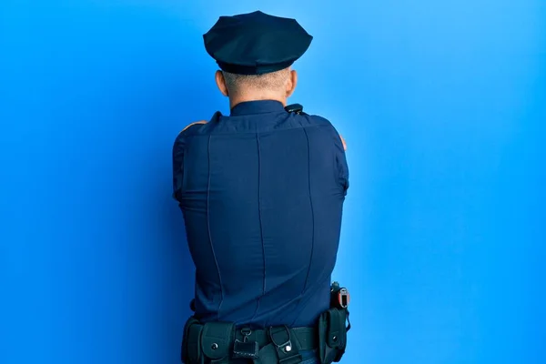 Homem Bonito Meia Idade Vestindo Uniforme Polícia Abraçando Feliz Positivo — Fotografia de Stock