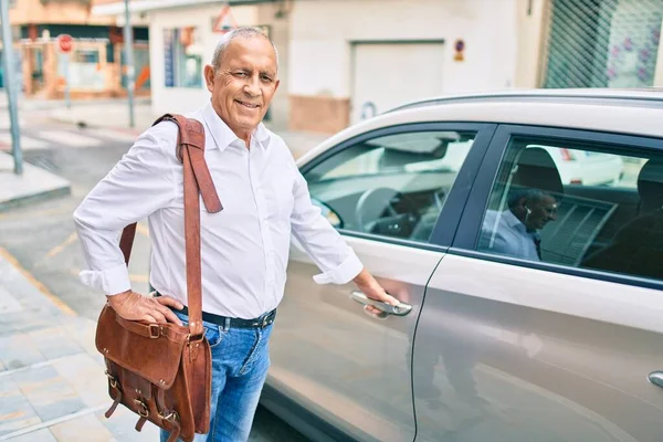 Senior Man Ler Glad Öppning Bil Stan — Stockfoto