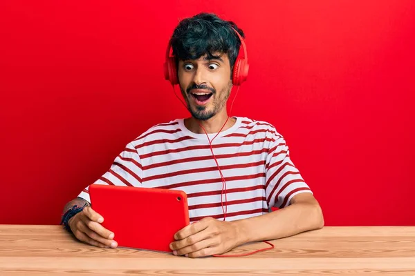 Fiatal Spanyol Férfi Használ Touchpad Visel Fejhallgató Ünnepli Őrült Csodálkozott — Stock Fotó